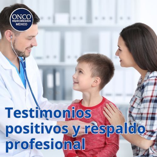 Médico hablando con madre e hijo sonrientes.