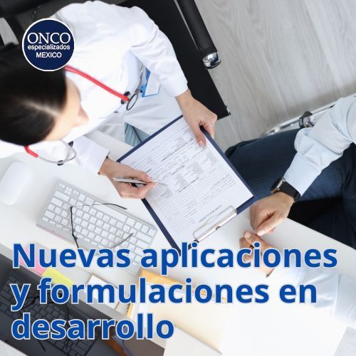 Profesionales revisando documentos clínicos en reunión.