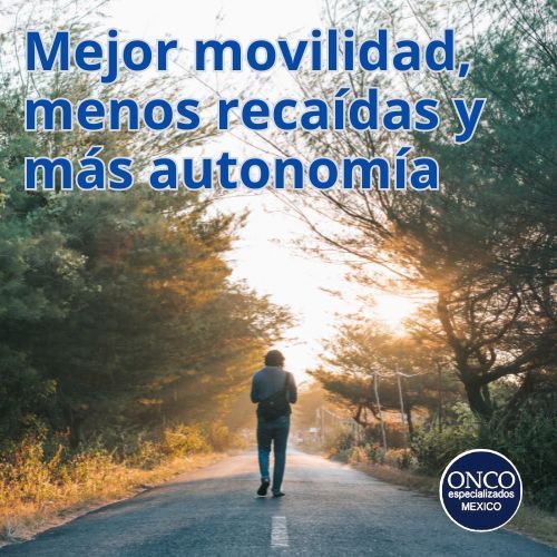 Persona caminando hacia la luz en un sendero al aire libre.