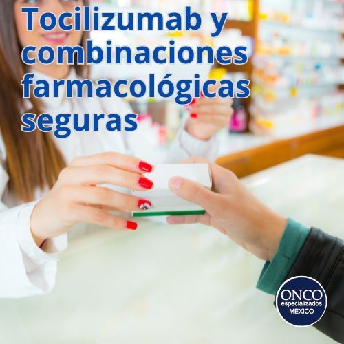 Mujer recibiendo receta médica con combinaciones seguras.