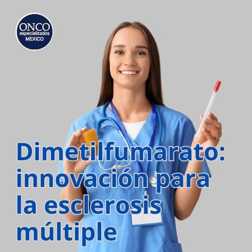 Mujer sosteniendo cápsula, representando terapia para EM.