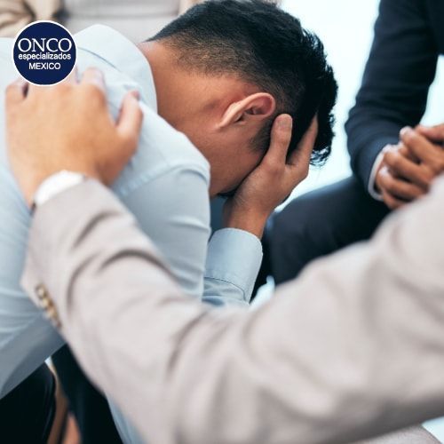 Paciente recibiendo apoyo emocional tras diagnóstico.