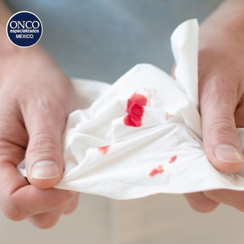 Persona con sangrado y dolor abdominal, síntoma común de cáncer colorrectal.