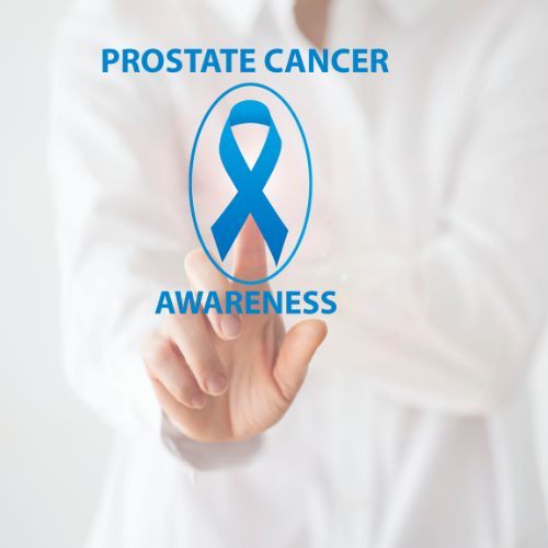 Una persona presiona un botón que dice concientización sobre el cáncer de próstata.