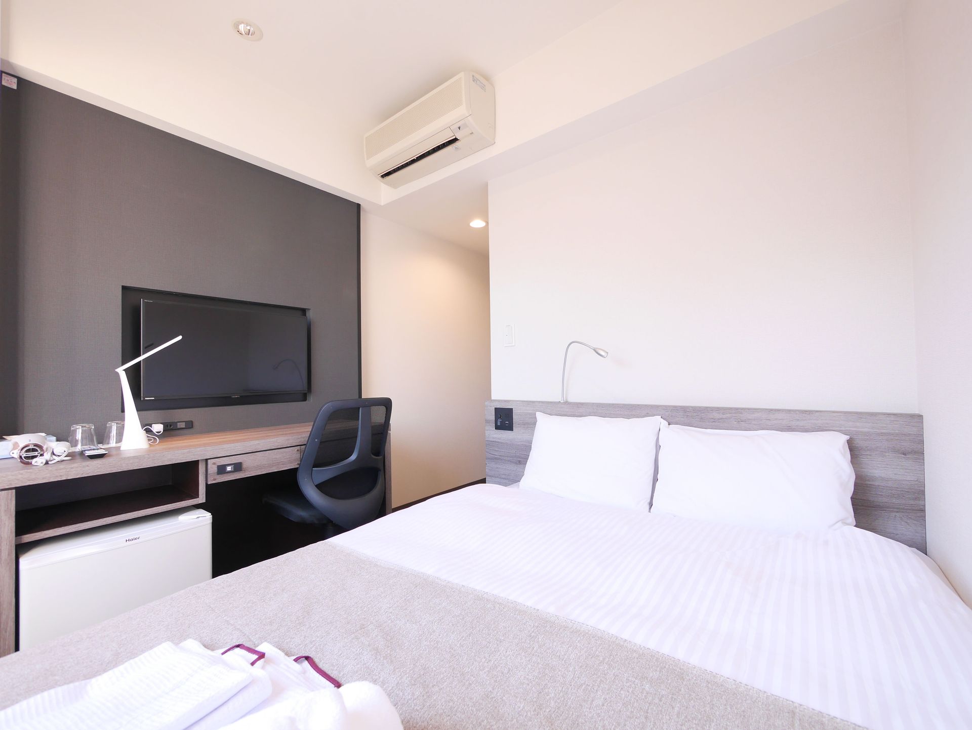 Double room with bed and entryway view at Comfybed Ginza