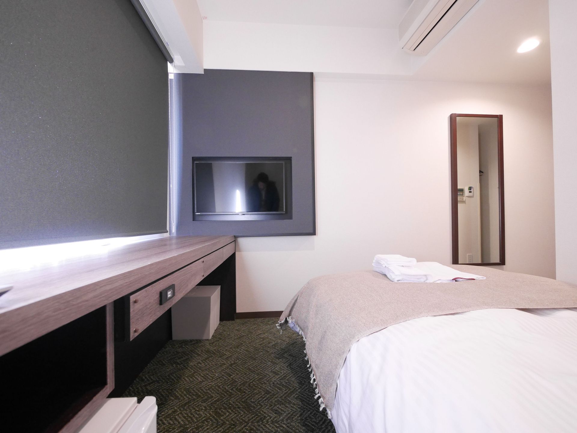 Single bed with nightstand and lamp at Comfybed Ginza