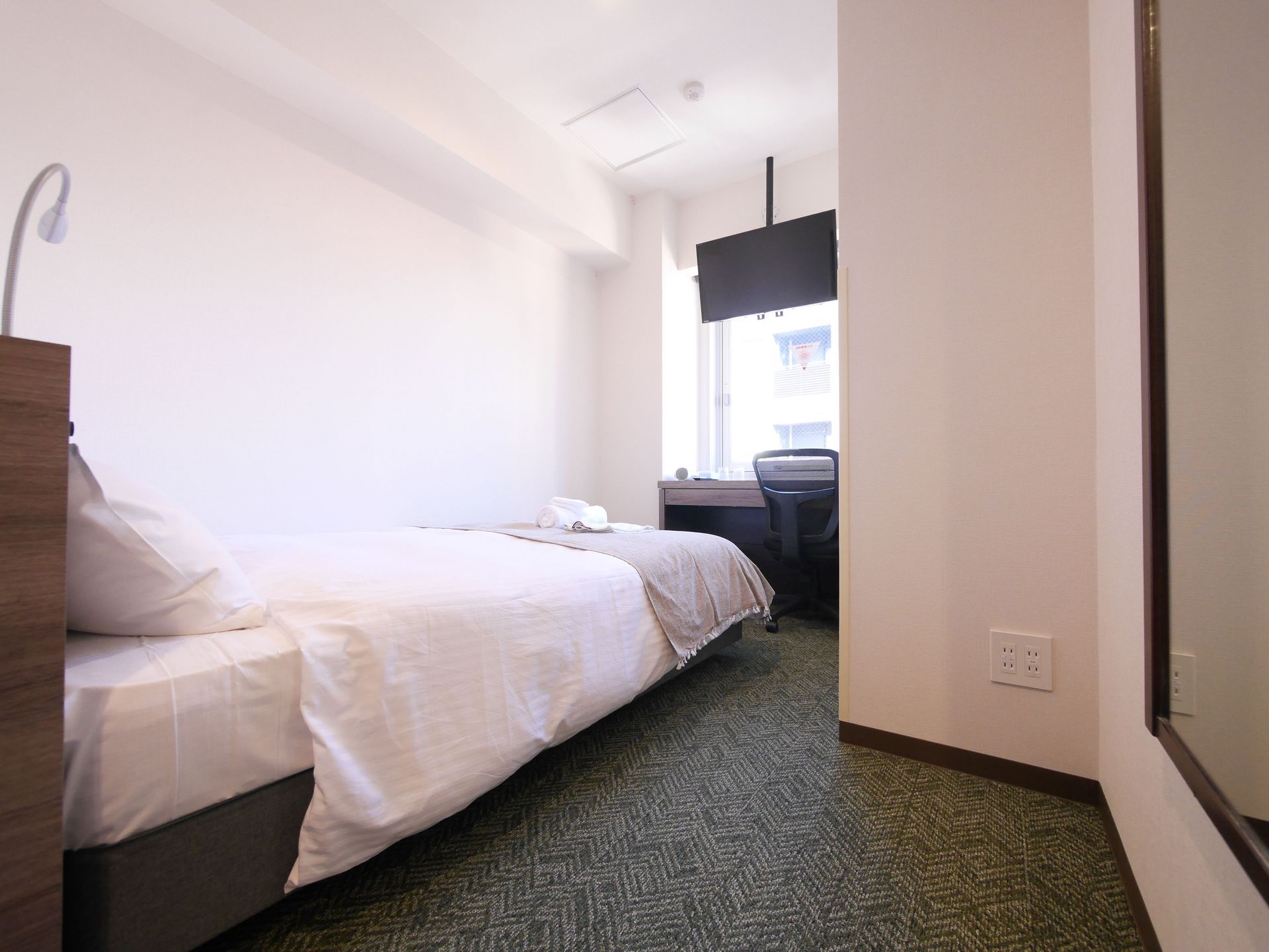 Simple and clean single guest room at Comfybed Ginza