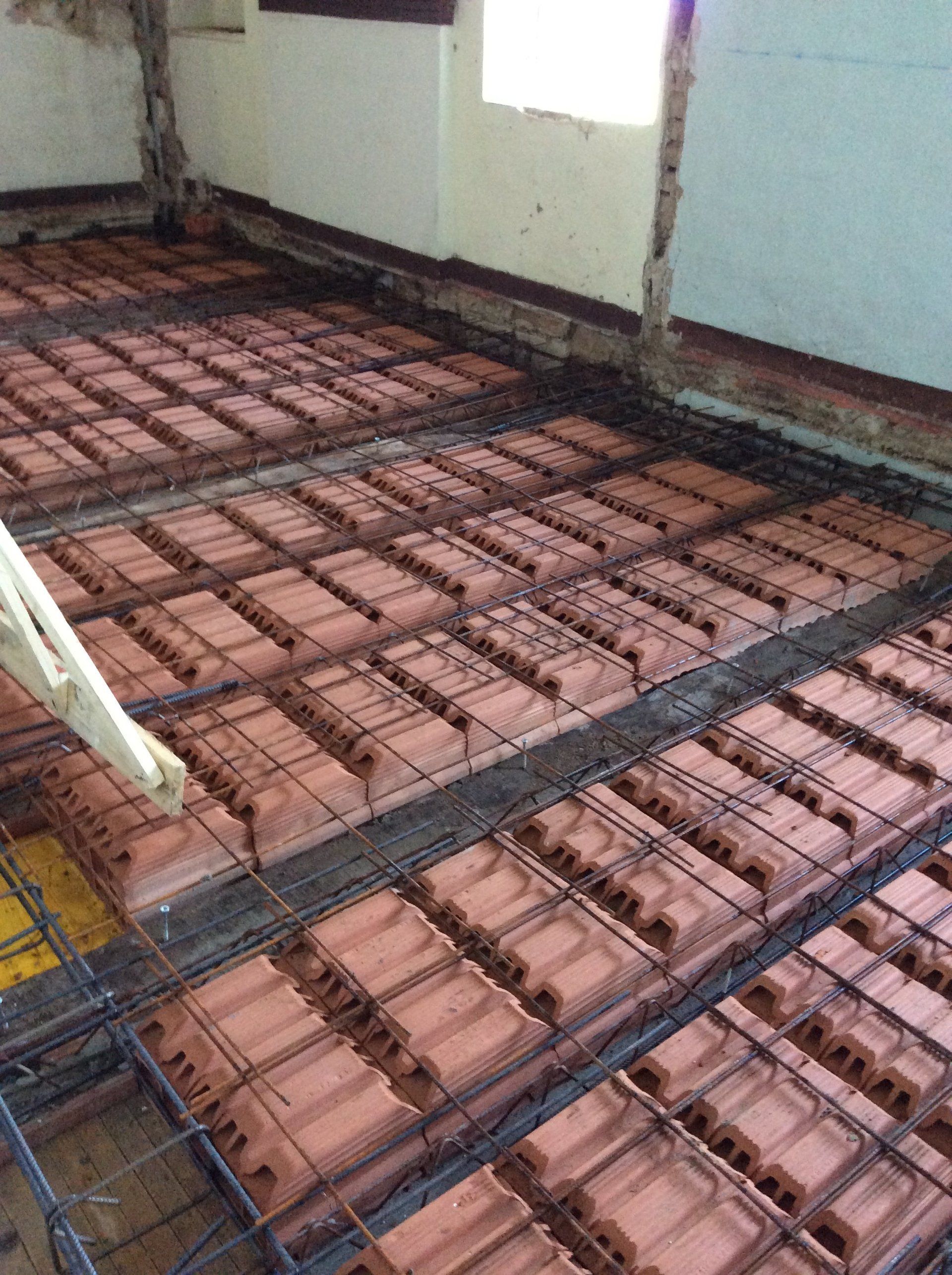 fase di costruzione di basamento per pavimento di abitazione privata