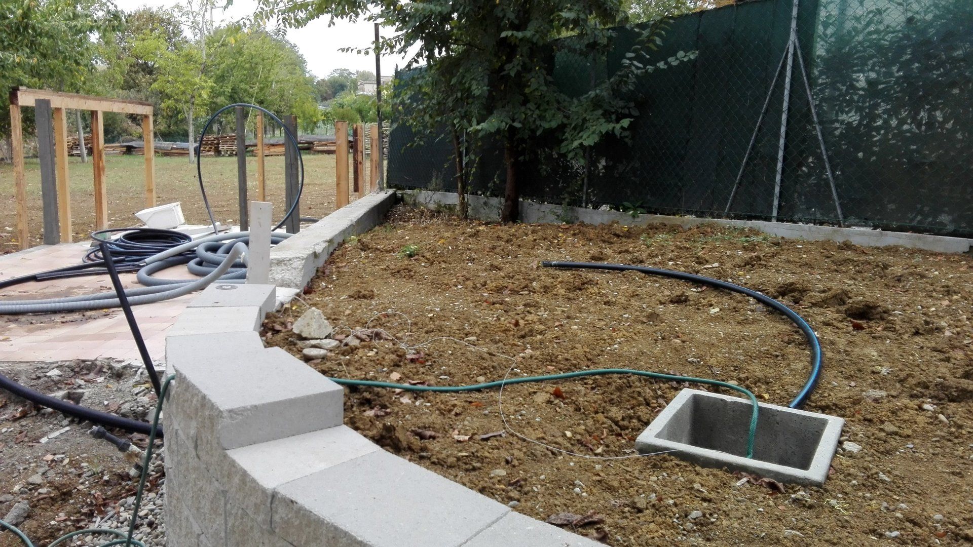 dettaglio di giardino con parete in pietra