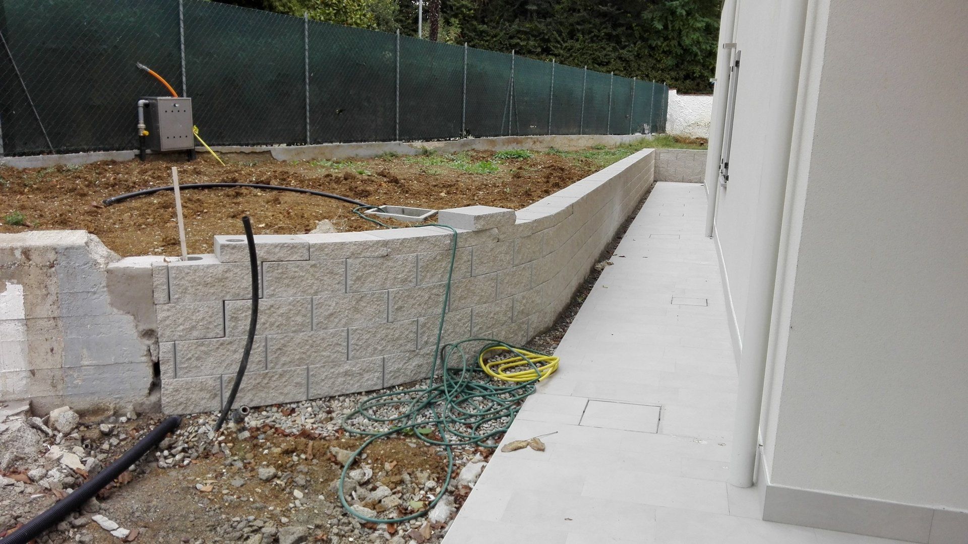 costruzione di parete in pietra per giardino a terrazze