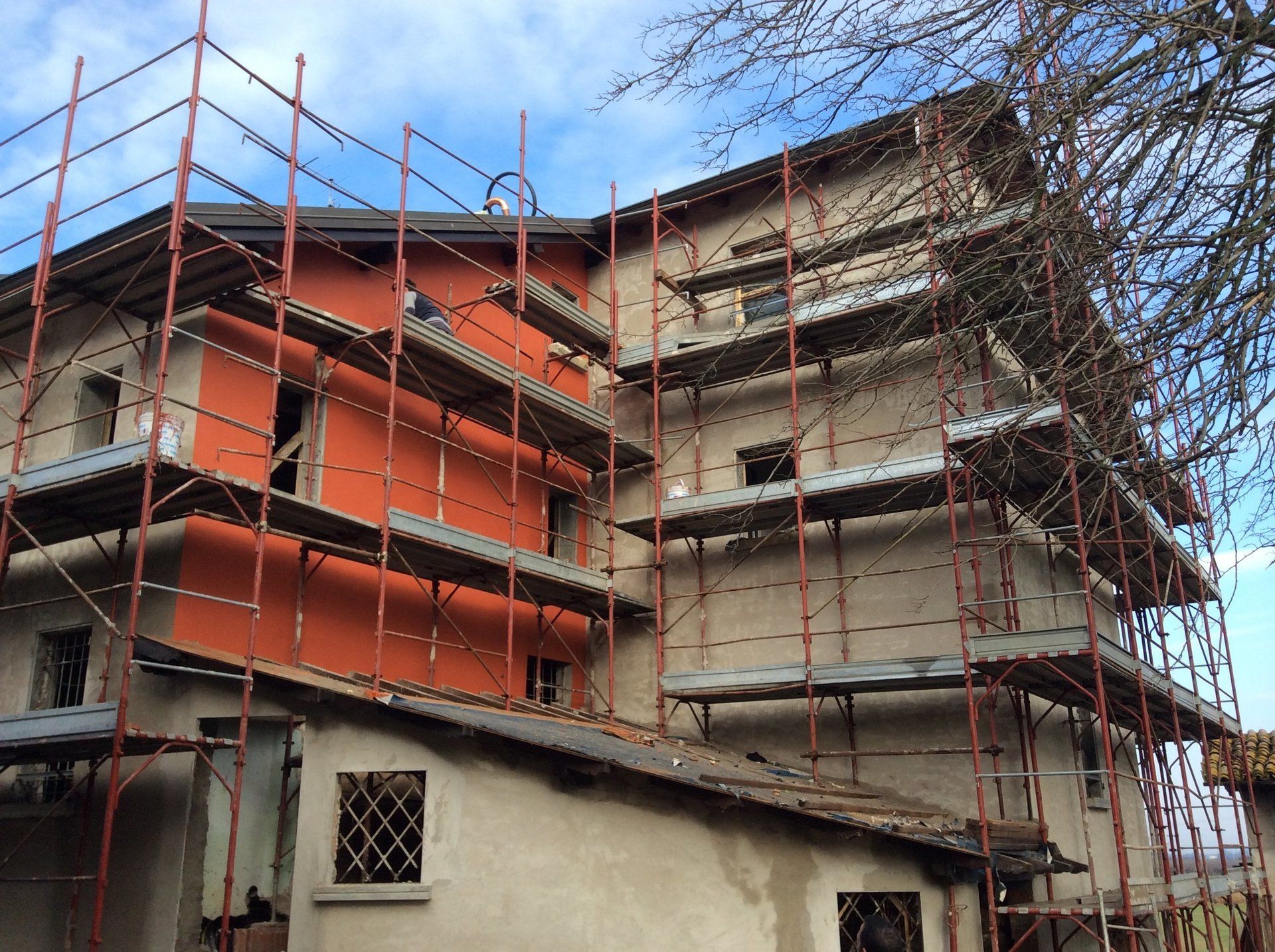 fase di rifacimento di faccia di palazzo condominiale