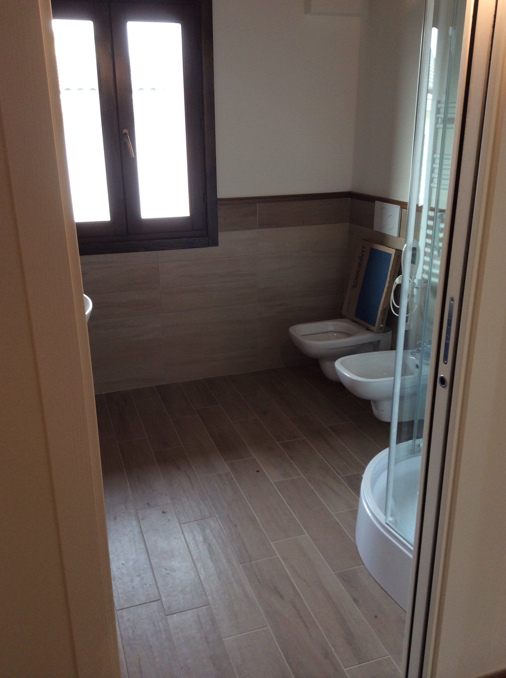 camera da letto ristrutturata con pavimento a parquet