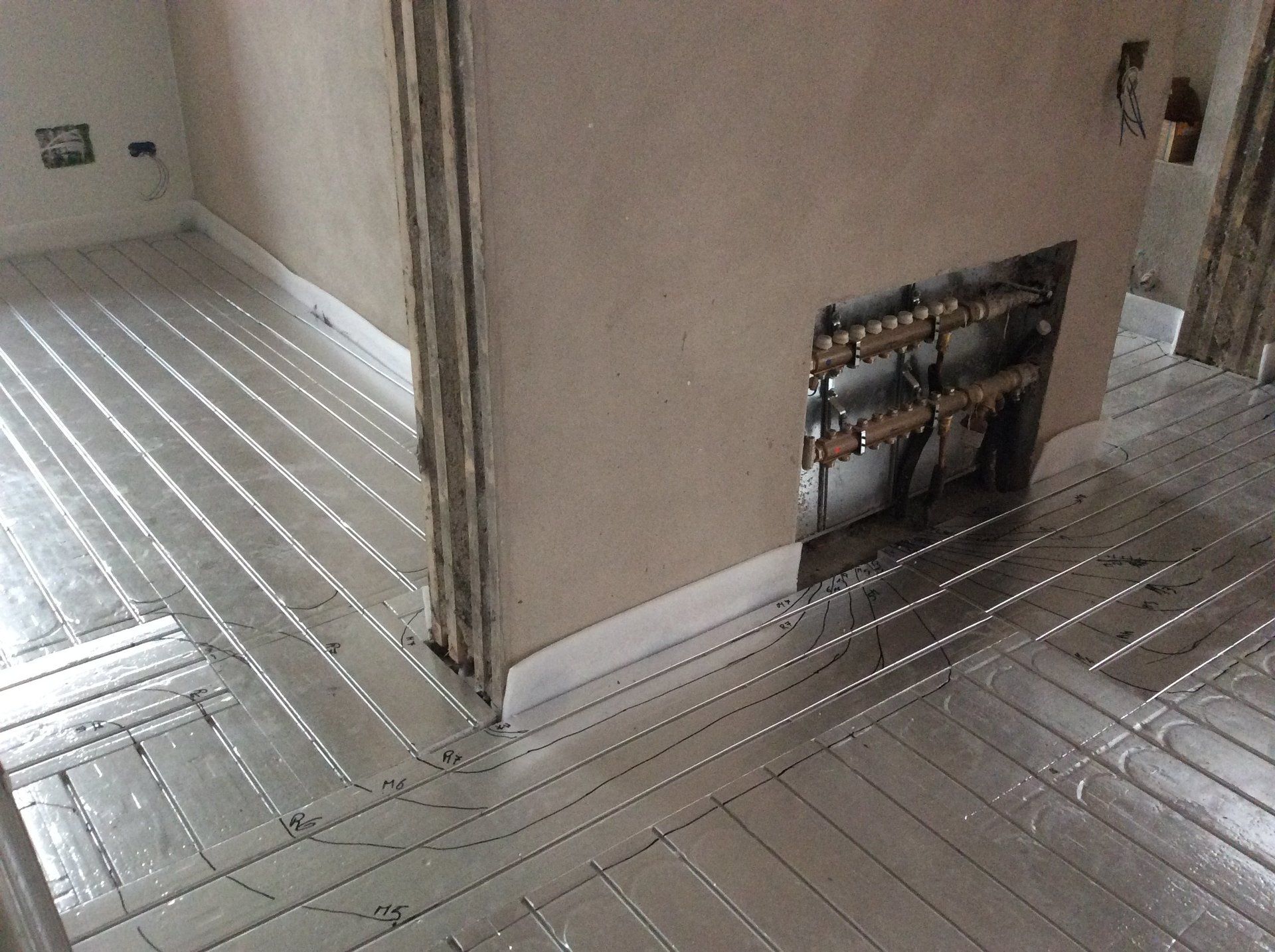 pavimento e sistema idraulico di abitazione appena ristrutturati