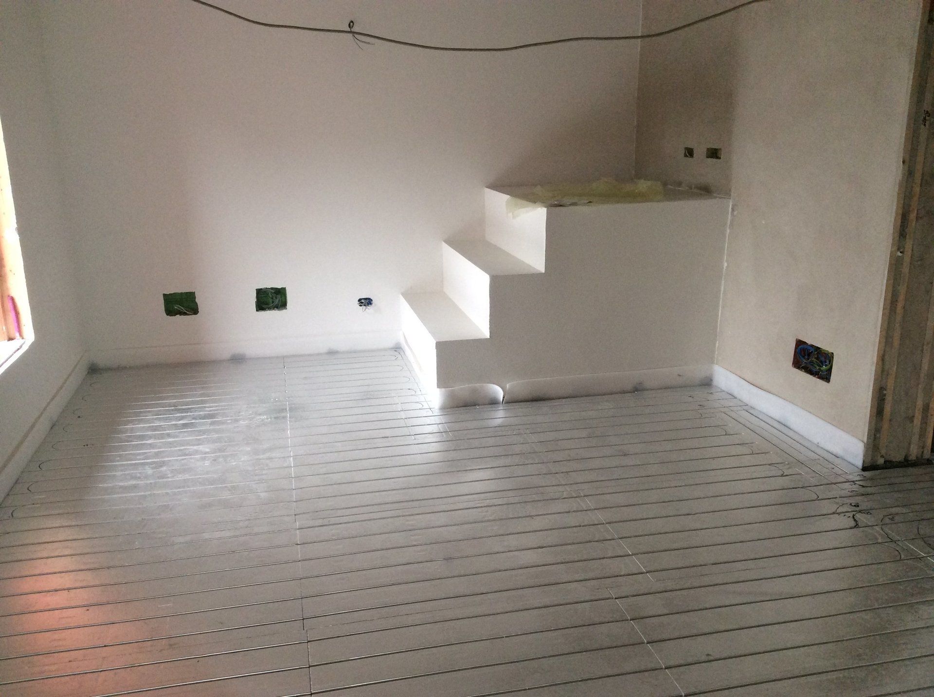 sala open space con pavimento in legno