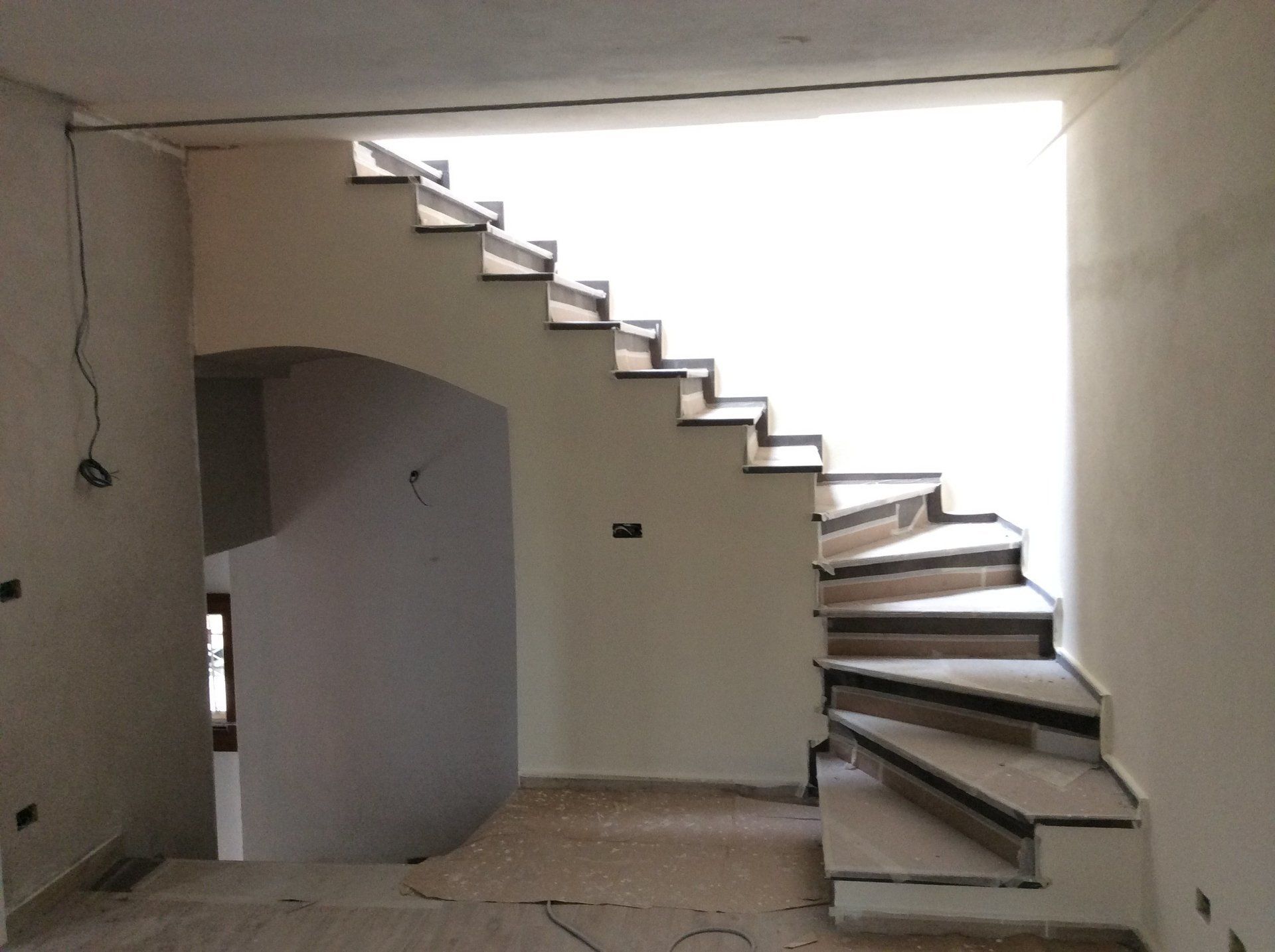 corridoio di abitazione con scala ristrutturata