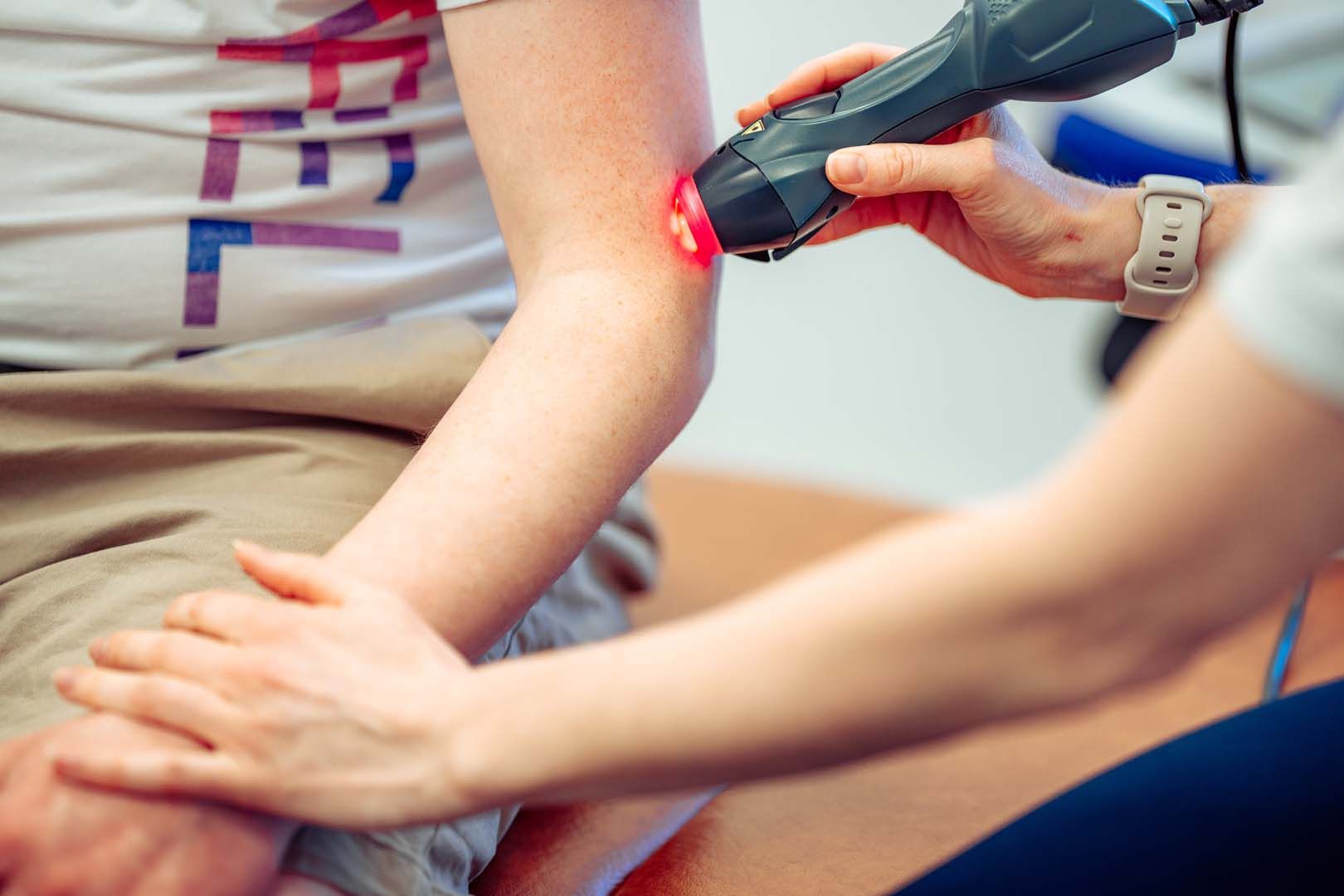 Essex Physiotherapist Tennis Elbow - An image of a woman holding her elbow