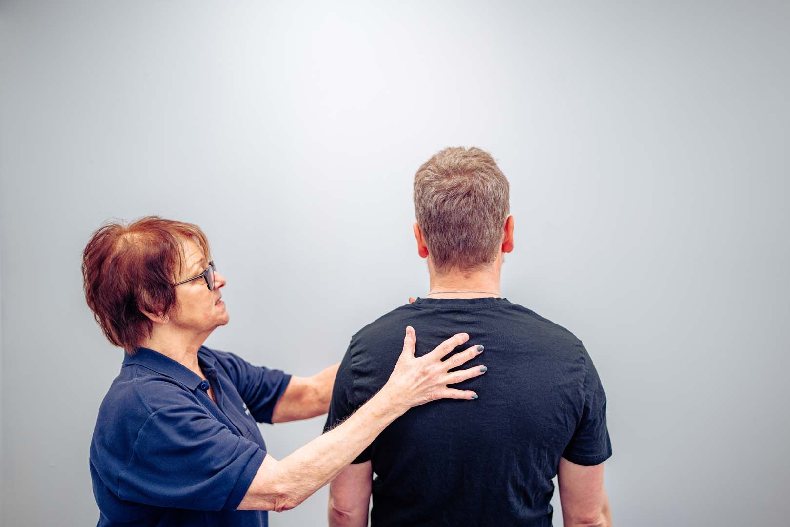 Physiotherapy essex - a physiotherpist offering manual treatment