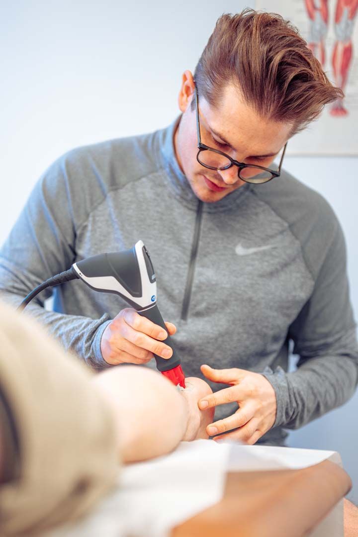 Essex Physiotherapist - shockwave therapy - an image of a physiotherapist in essex performing shockwave treatment