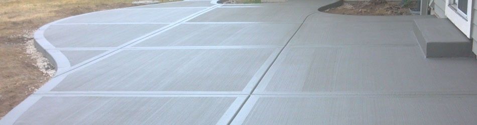 A gray concrete walkway with a curve in the middle of it.