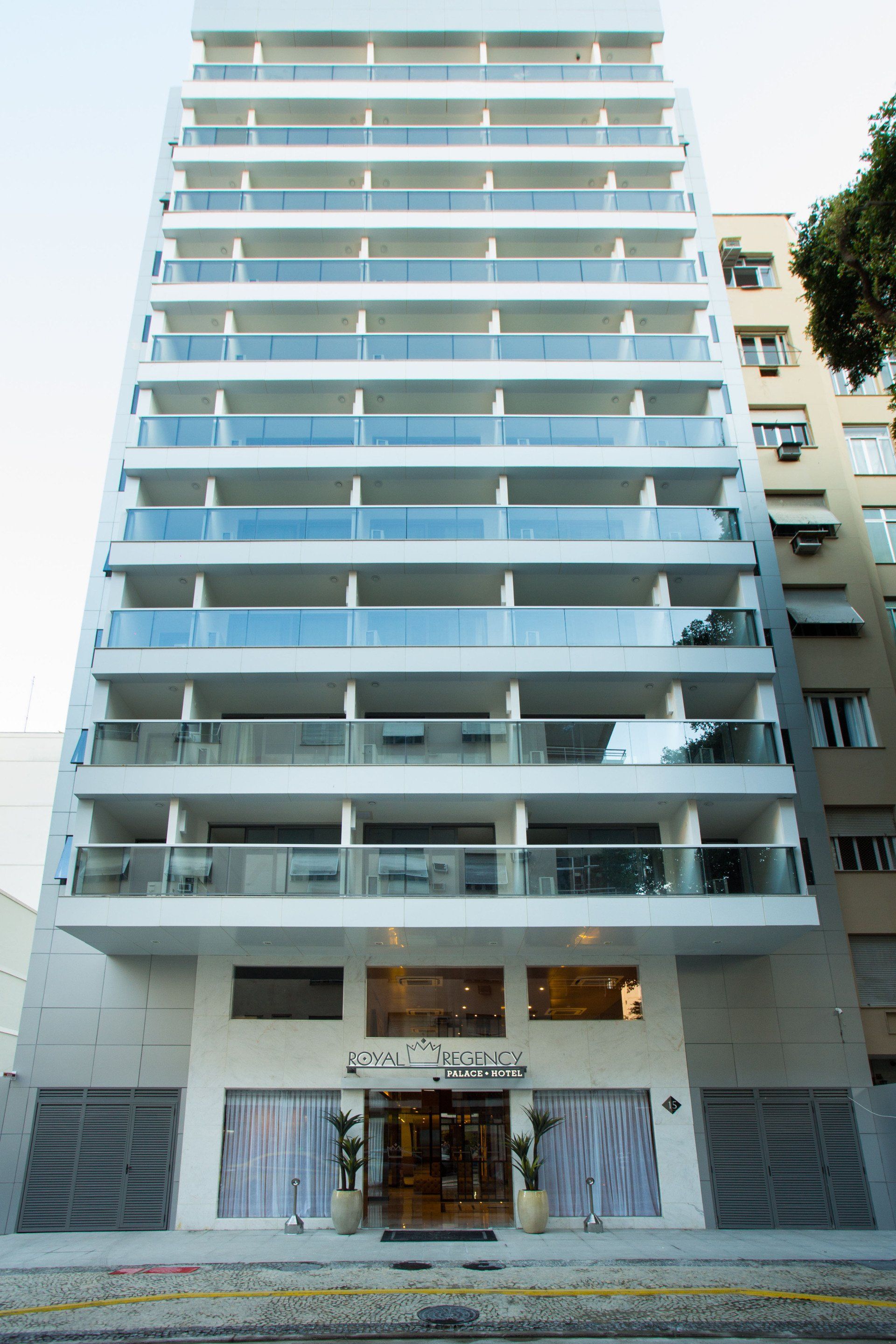 Um prédio alto com muitas varandas e muitas janelas.