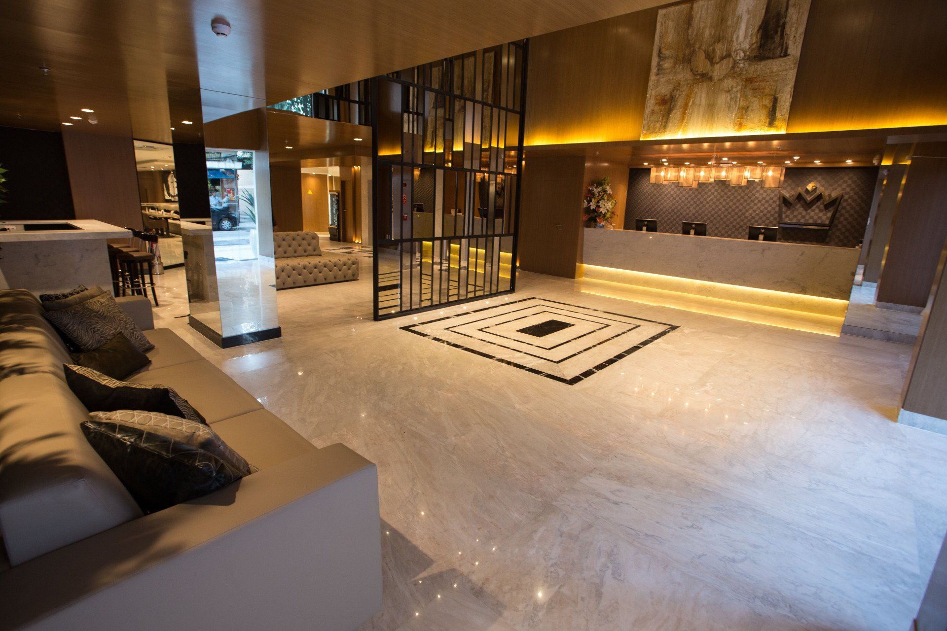 Um lobby de hotel com um sofá e um balcão de check-in