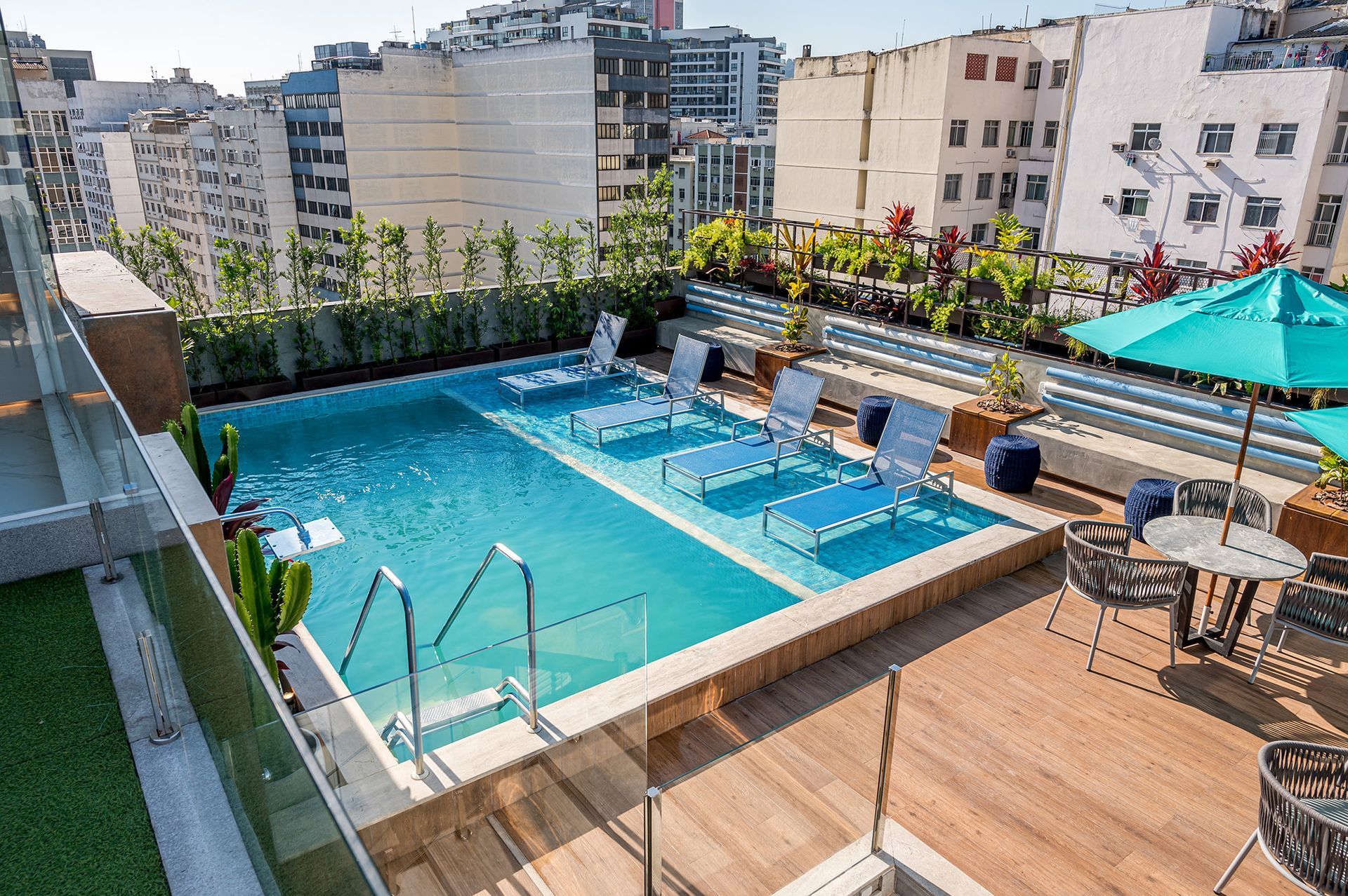 Há uma grande piscina no telhado de um prédio.