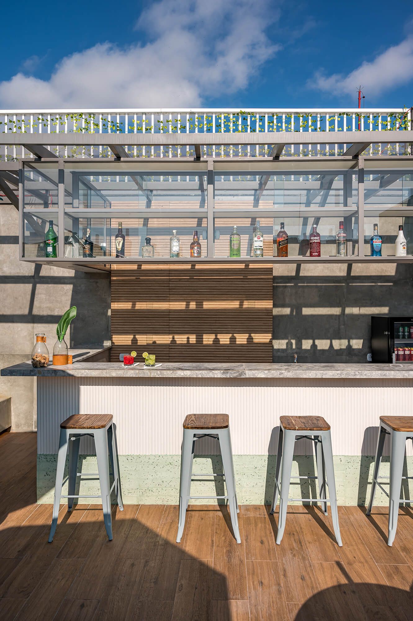 Um bar com bancos e garrafas nas prateleiras