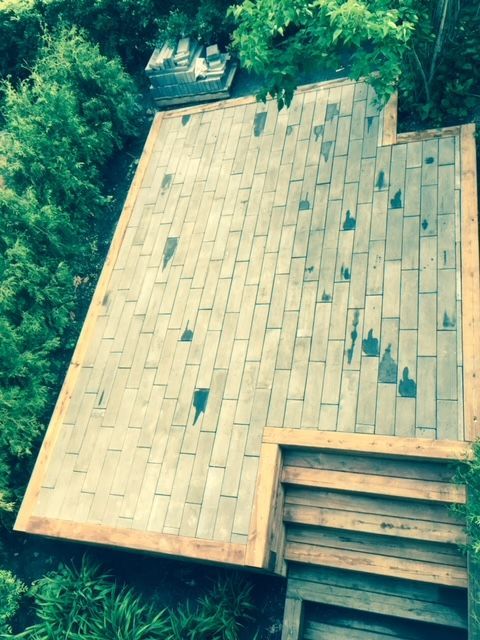 Une vue aérienne d'une terrasse en bois entourée d'arbres