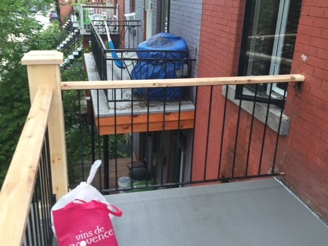 Un sac rose avec le mot Provence dessus est sur un balcon