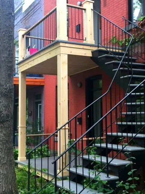 Un escalier menant à un bâtiment rouge