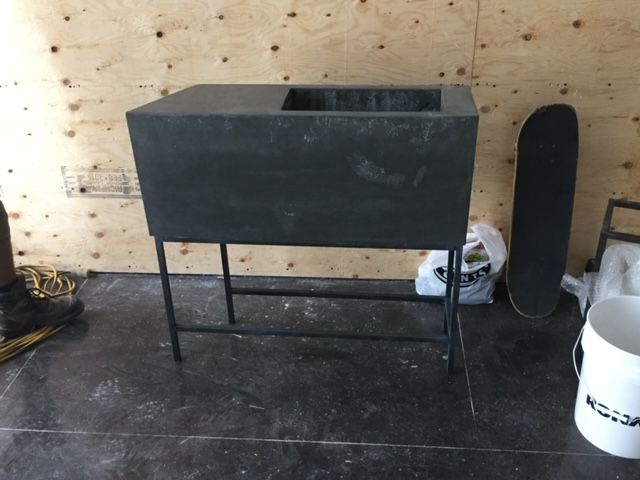 Un seau blanc avec le mot ninja dessus