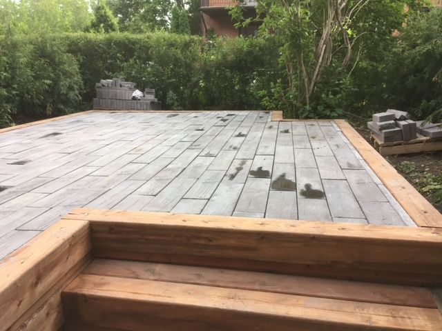 Une terrasse en bois avec des escaliers qui y mènent