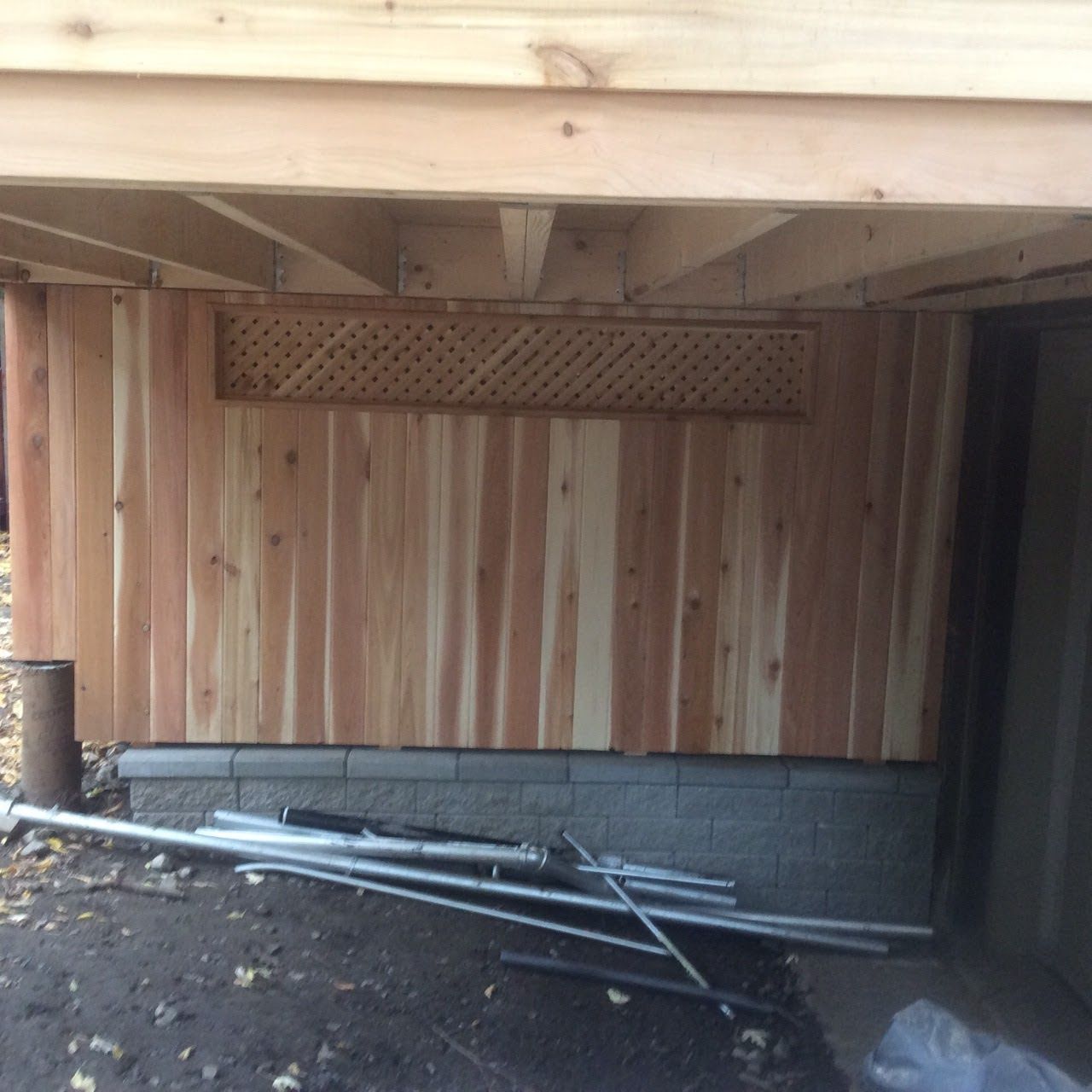 Un mur en bois avec un treillis au milieu