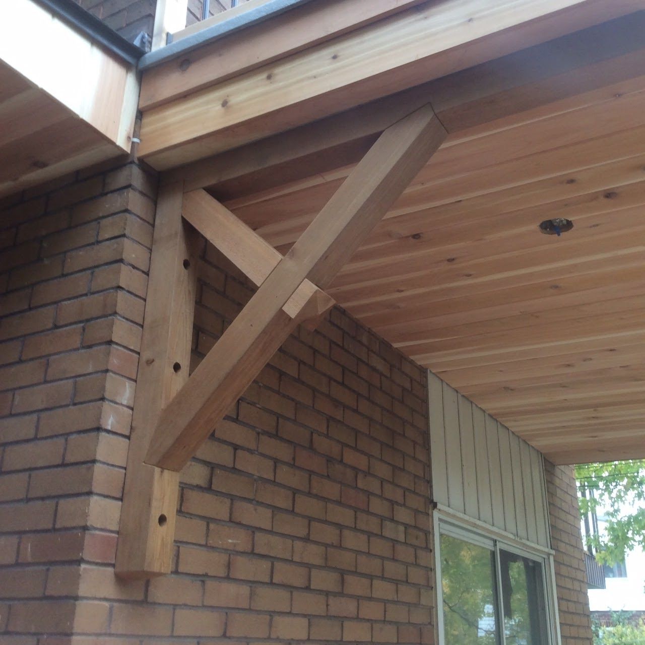 Un bâtiment en brique avec une poutre en bois attachée