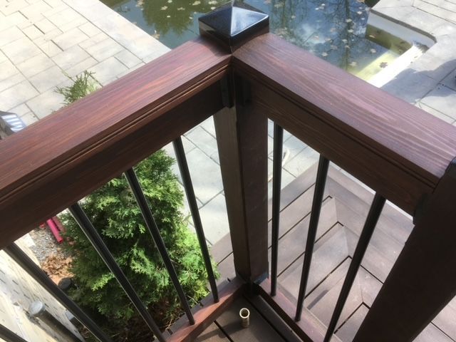 Un gros plan d'une balustrade en bois sur une terrasse