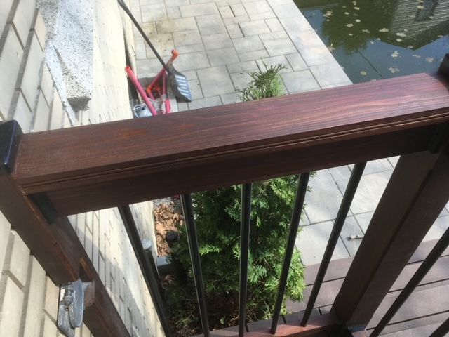 Un gros plan d'une balustrade en bois sur une terrasse