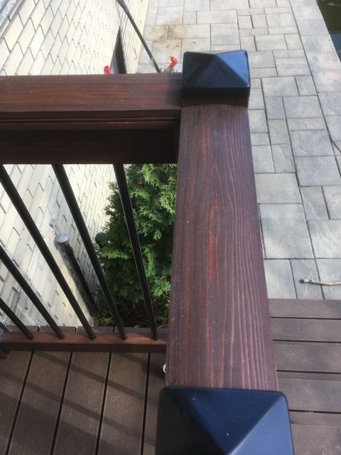 Un gros plan d'une balustrade en bois sur une terrasse