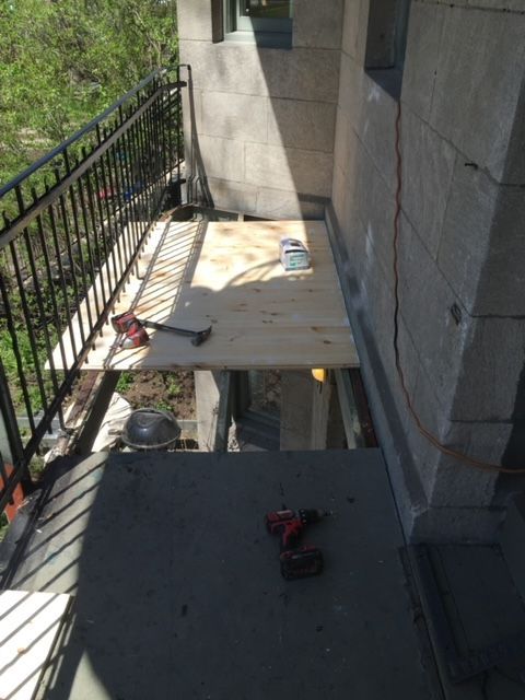 Une perceuse est posée sur le côté d'un balcon