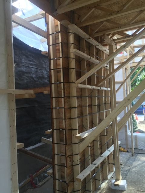 Un bâtiment en construction avec une échelle en arrière-plan