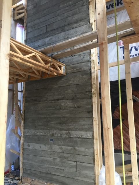 Une structure en bois avec un panneau indiquant vek dessus