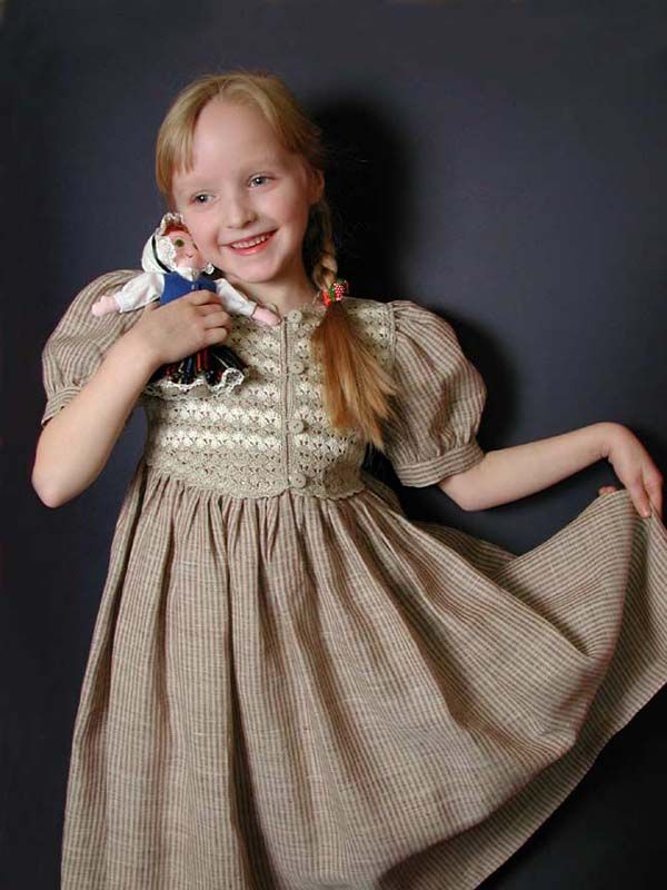 Meitene ar lina kleitu