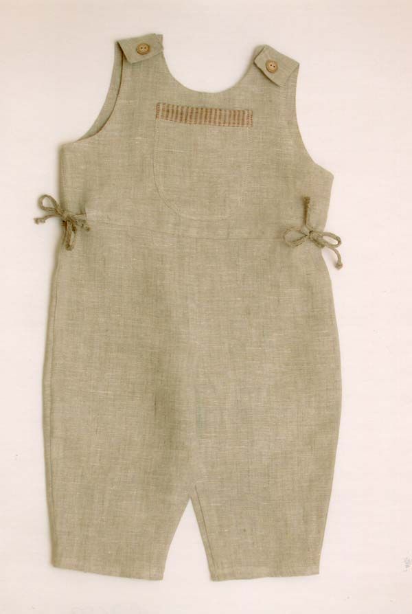 Bērnu kombinezons ar pogām un saitēm sānos