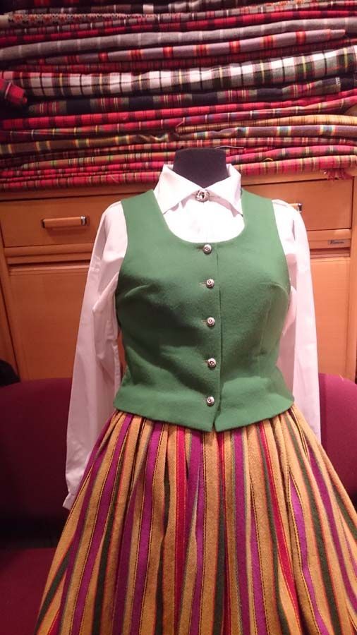 Tautas tērps zaļa veste un svītraini svārki