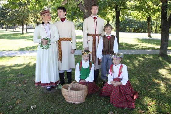 Cilvēku grupa Latviešu tautas tērpos