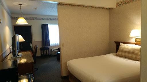 Spoiler Room Queen Bed - Friendly Hotel in Glenwood Springs, CO