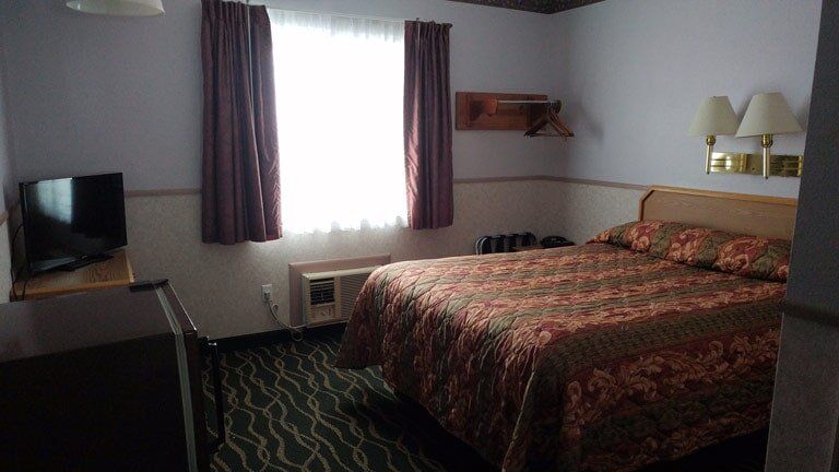 Interior of Budget Room - Friendly Hotel in Glenwood Springs, CO
