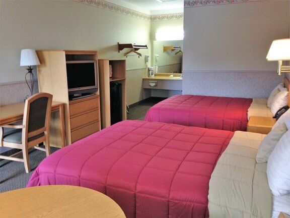 Fuschia Colored Bed - Friendly Hotel in Glenwood Springs, CO
