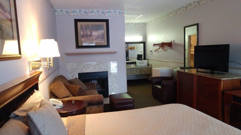 View of King Honeymoon 1 - Friendly Hotel in Glenwood Springs, CO