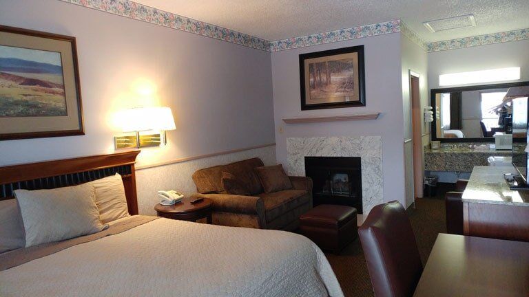 Mini Suit & One King Bed - Friendly Hotel in Glenwood Springs, CO