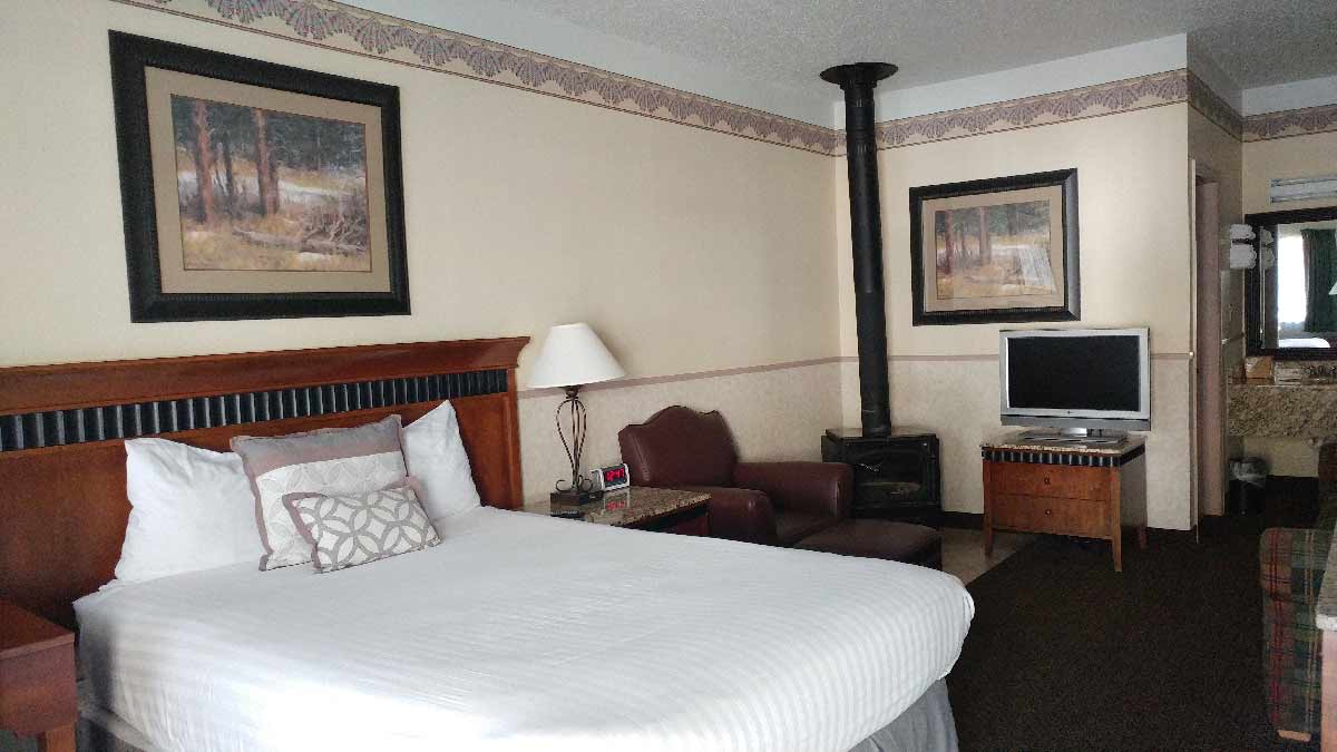 Queen Size Bed - Friendly Hotel in Glenwood Springs, CO